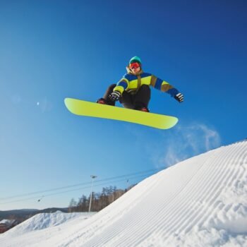 esquiador-snowboarder-saltando-traves-cielo-azul